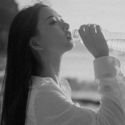 孤独心酸的女生黑白伤感头像