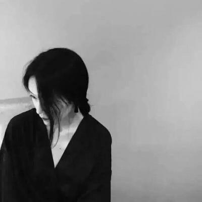 黑白女生伤感情绪头像