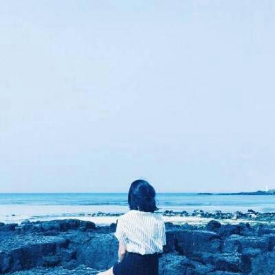 女生头像背影唯美海边意境图片