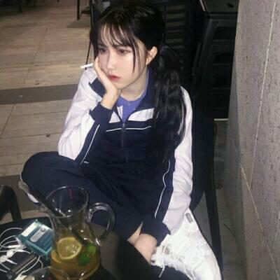 女生伤感霸气抽烟头像