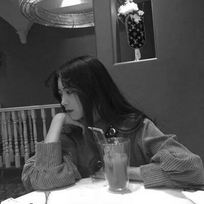 黑白女生伤感情绪头像