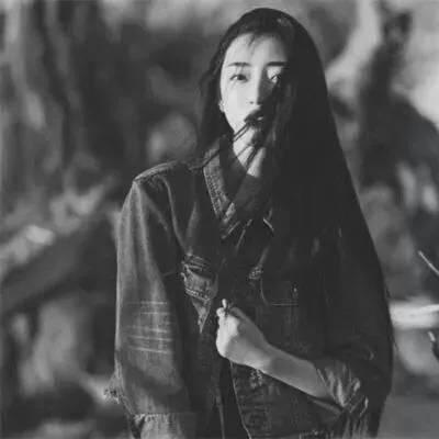 黑白女生伤感情绪头像