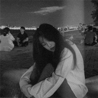 孤独心酸的女生黑白伤感头像