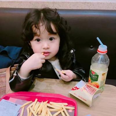 小女孩嘟嘴可爱搞怪高清头像