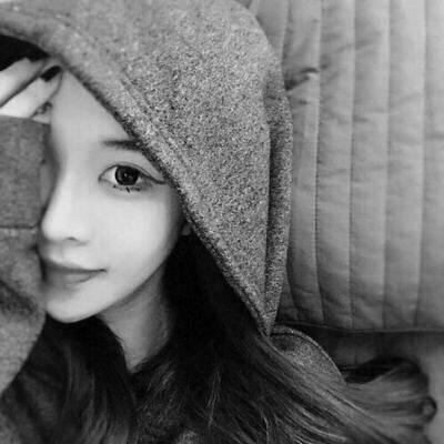 黑白女生伤感情绪头像