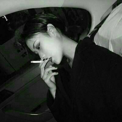 女生伤感霸气抽烟头像