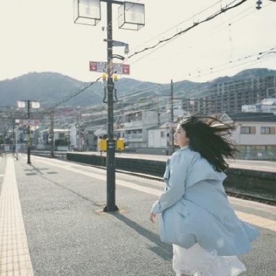 微信女生简单气质背影头像