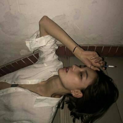 女生伤感霸气抽烟头像