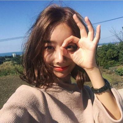 超酷个性短发微信头像女