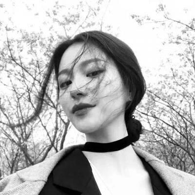 黑白女生伤感情绪头像