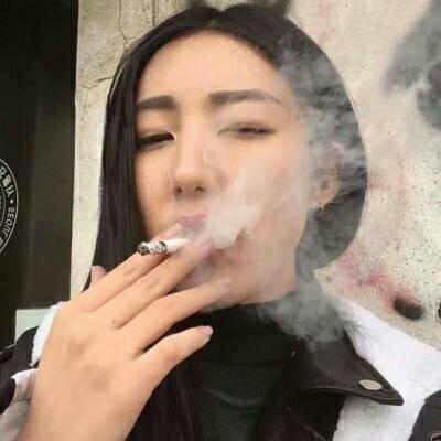 女生伤感霸气抽烟头像