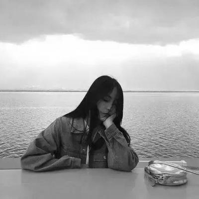 孤独心酸的女生黑白伤感头像
