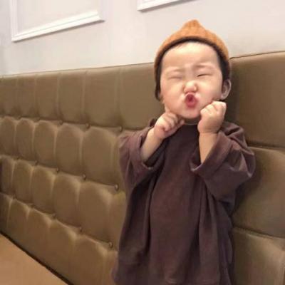 小女孩嘟嘴可爱搞怪高清头像