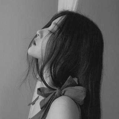 孤独心酸的女生黑白伤感头像