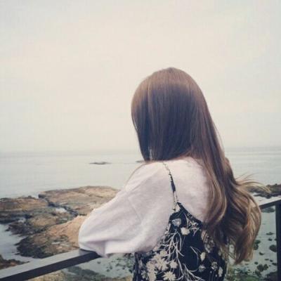 微信女生简单气质背影头像