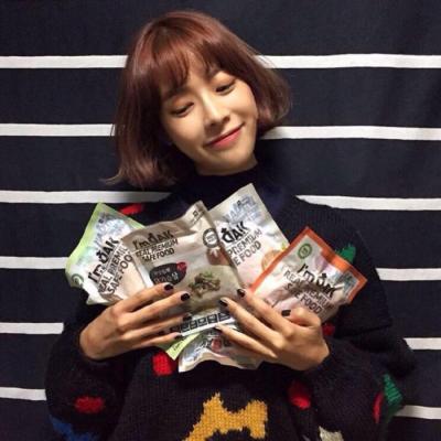 清新漂亮短发气质微信头像女