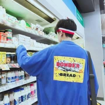 男生背影帅气阳光头像