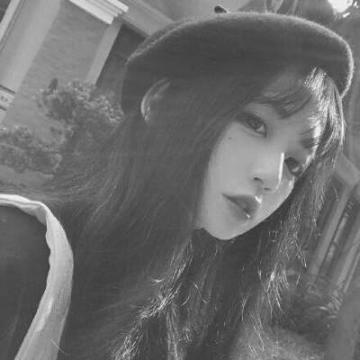 黑白女生伤感情绪头像