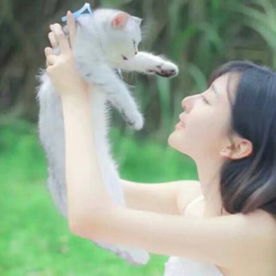 女生抱着宠物的可爱头像