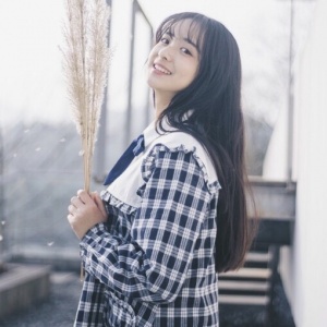 女生简单气质唯美高清微信头像