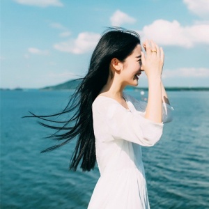 女生简单气质唯美高清微信头像
