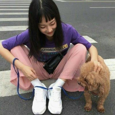女生抱着宠物的可爱头像