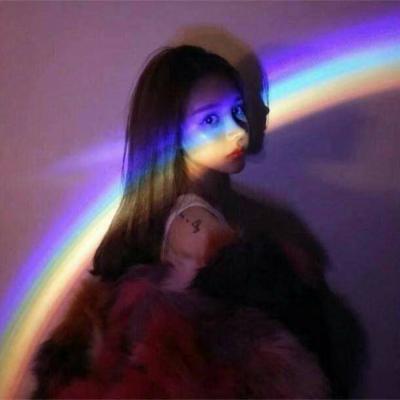 彩虹照在脸上的女生高清头像
