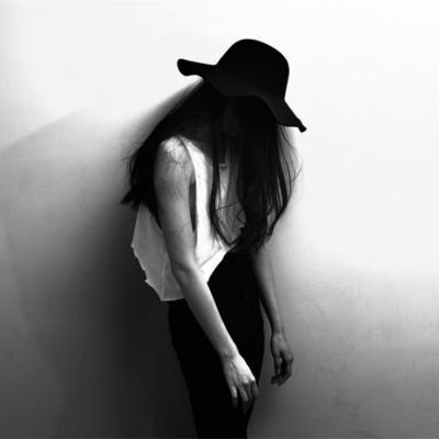微信女生冷淡黑白伤感头像