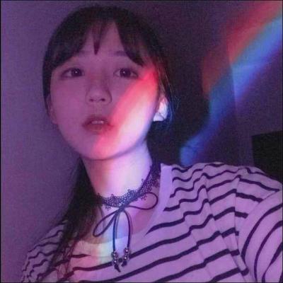 彩虹照在脸上的女生高清头像