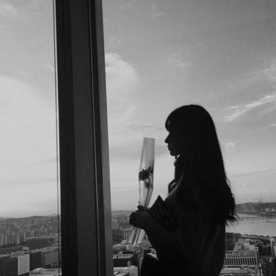 微信女生冷淡黑白伤感头像