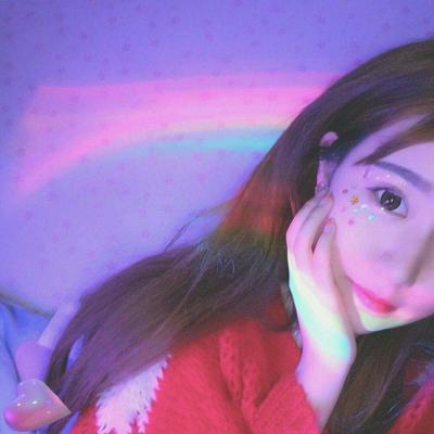 彩虹照在脸上的女生高清头像