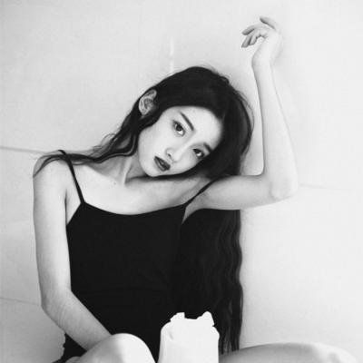 微信女生冷淡黑白伤感头像