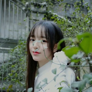 女生简单气质唯美高清微信头像