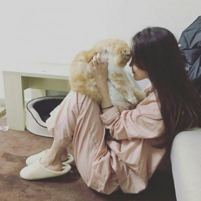 女生抱着宠物的可爱头像