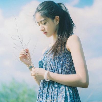 微信女生唯美淡雅忧伤侧脸高清头像