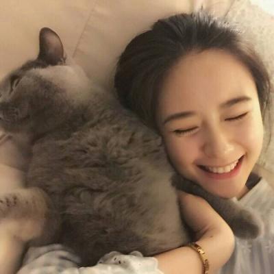 女生抱着猫咪头像