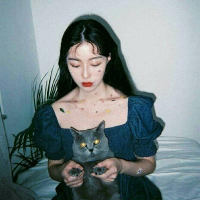 女生抱着宠物的可爱头像