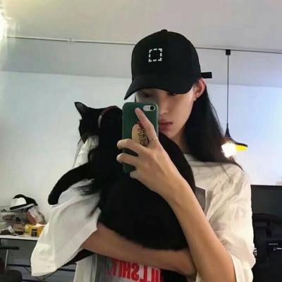 女生抱着宠物的可爱头像