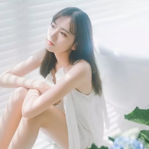 女生简单气质唯美高清微信头像