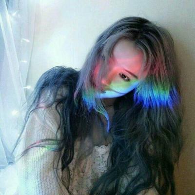 彩虹照在脸上的女生高清头像