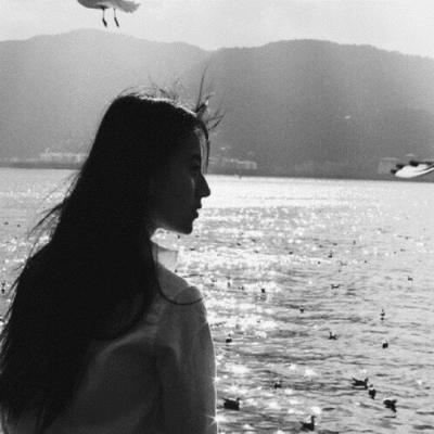 微信女生冷淡黑白伤感头像