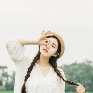 女生简单气质唯美高清微信头像