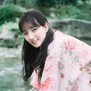 女生简单气质唯美高清微信头像
