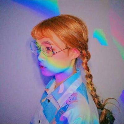 彩虹照在脸上的女生高清头像