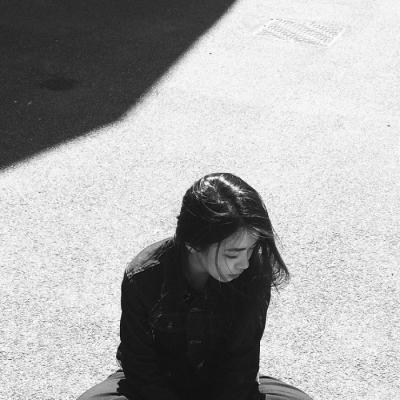 微信女生冷淡黑白伤感头像