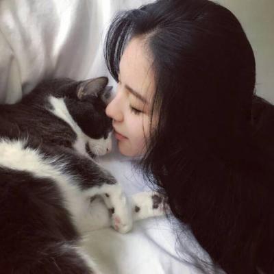 女生抱着猫咪头像