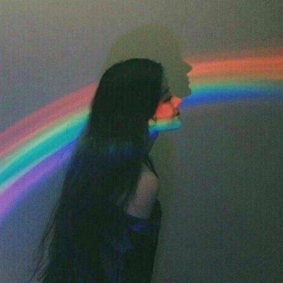 彩虹照在脸上的女生高清头像