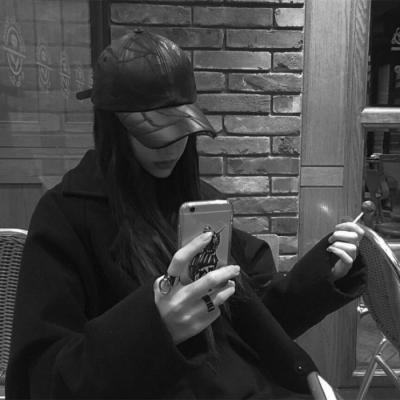 微信女生冷淡黑白伤感头像