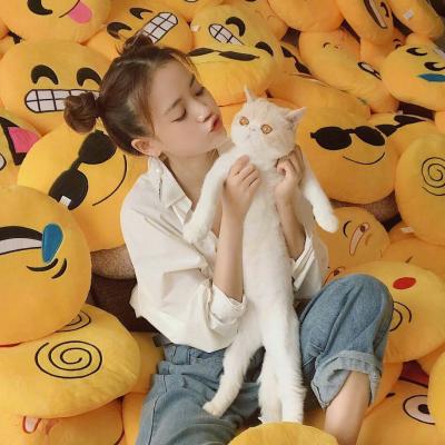 女生抱着猫咪头像