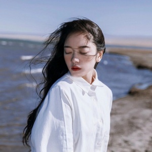 女生简单气质唯美高清微信头像